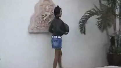نشستن به صورت سخت: یک دالنود فیلم سیکسی دختر روسی در مقابل دوست پسر خود برهنه نشسته است