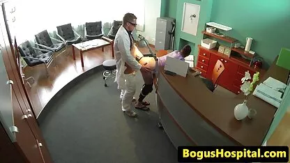 دختر بامزه استمناء dildo د فیلم سکس شرجی را بر روی وب کم استمناء می کند