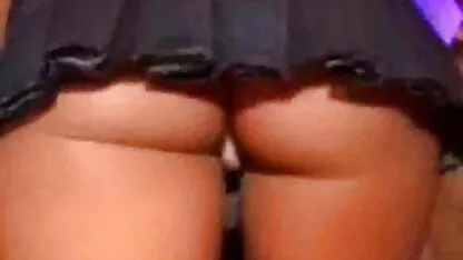 دو شاخه فیلمسکسی کیرتوکس ناز ناز در خدمت یک مرد قد بلند در حمام با ماسک و گربه